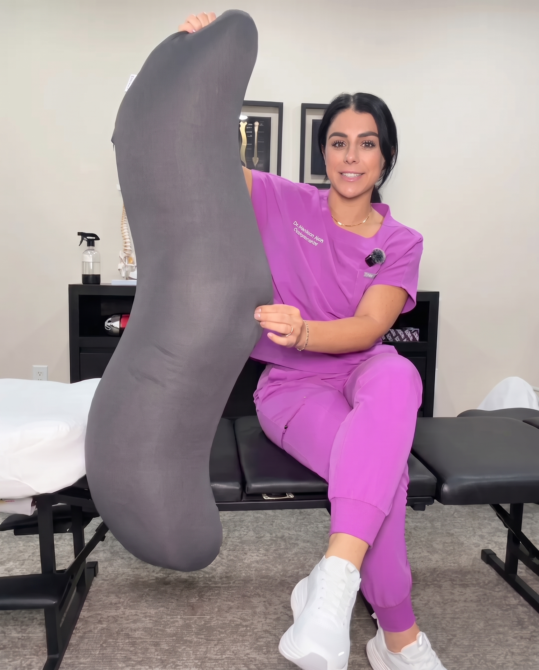Chiropracteur tenant le coussin Câlin