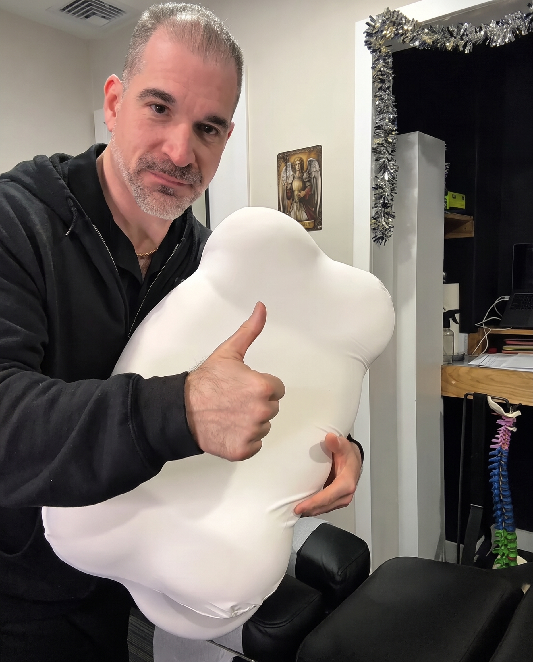 Chiropracteur tenant l'oreiller Nuage