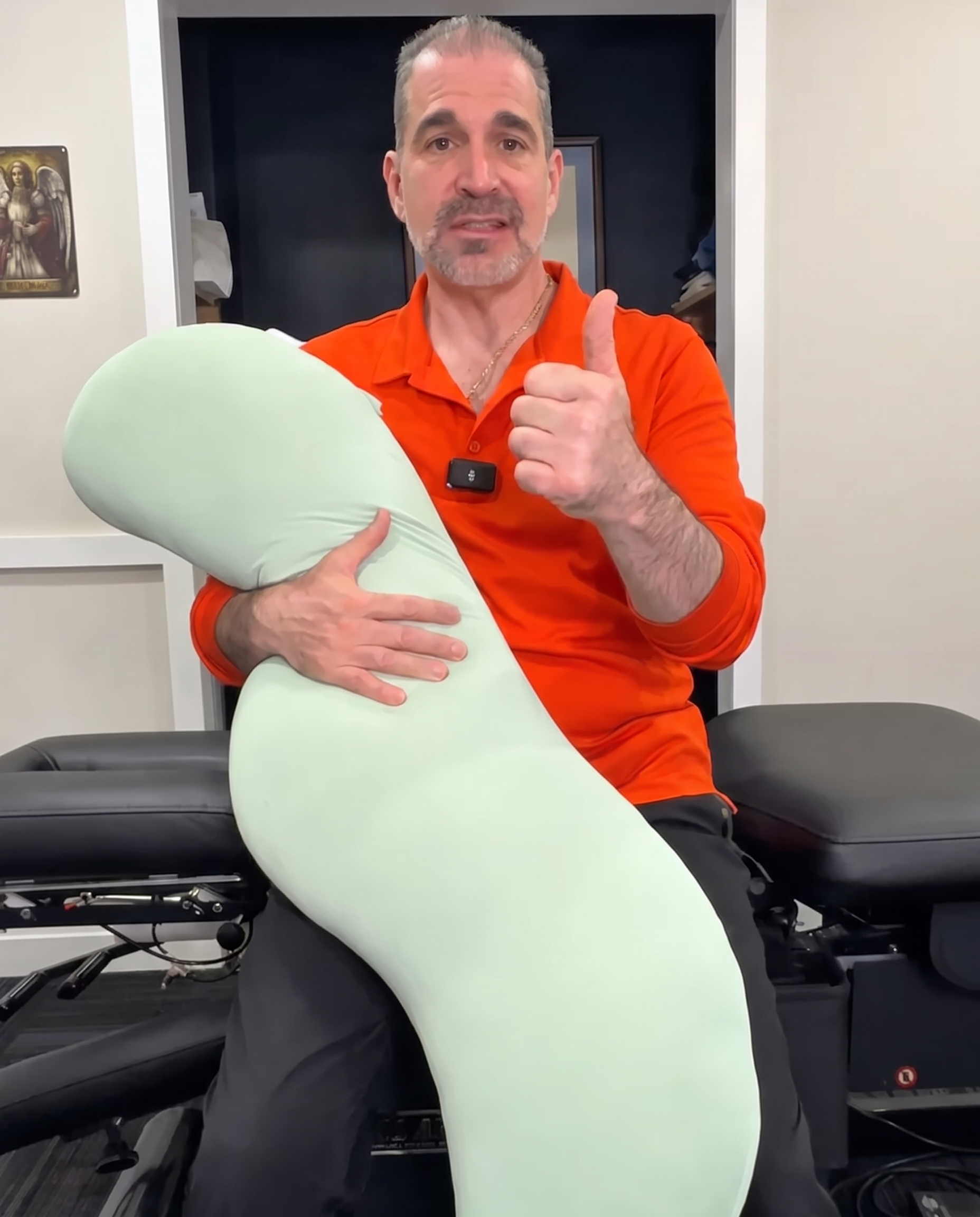 Chiropracteur tenant le coussin Câlin