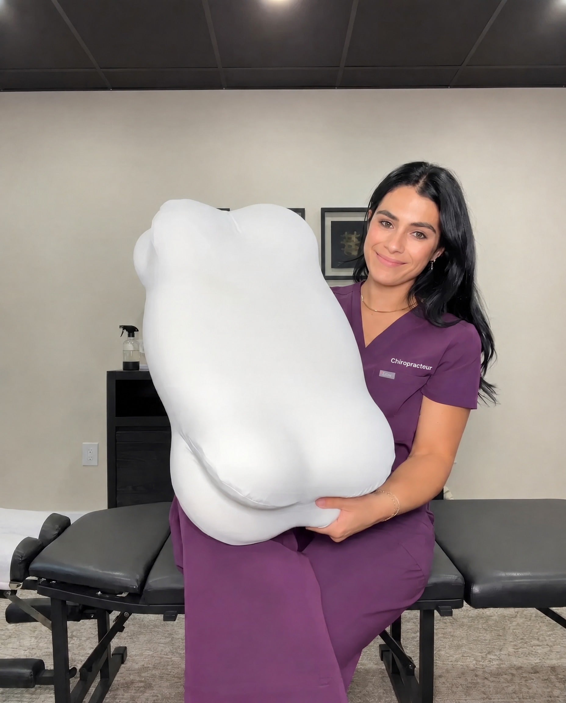Chiropracteur tenant l'oreiller Nuage
